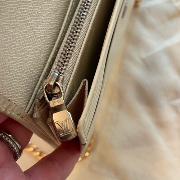 Louis Vuitton Cream and Gold Wallet with Chain Strap Eli Sarah - Picture 5 of 16